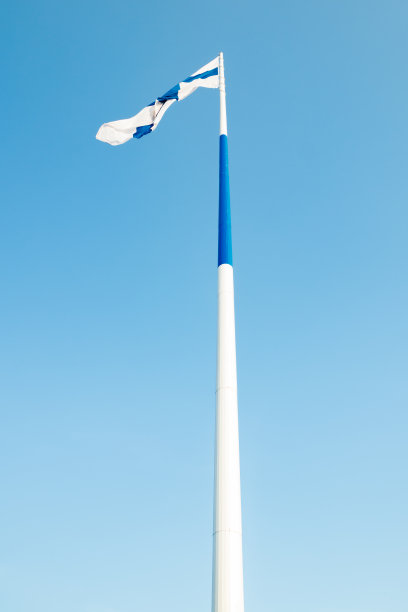 芬兰哈米纳是世界上最大的芬兰国旗，也是欧洲最高的旗杆，与蓝天相映。旗杆有100米高。图片下载