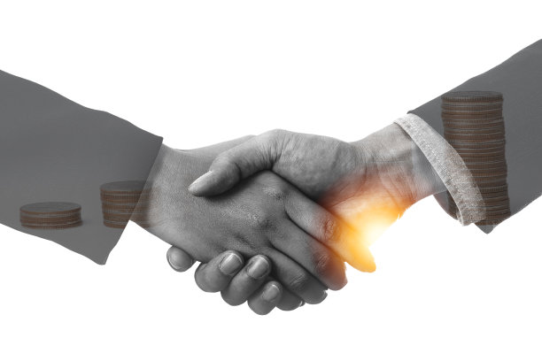 双重曝光的商人握手与橙色成长的光和商业图表和图表在白色的背景。图片下载