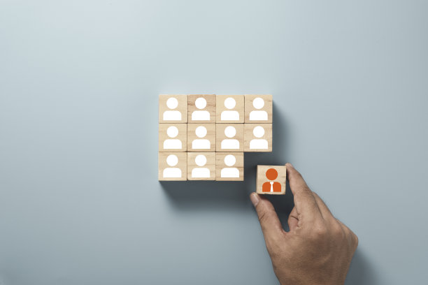 人类的发展和不同的思维观念，手握木方块印刷屏幕红色经理图标从白色人类图标中移出。图片下载