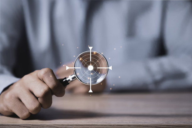 专注于目标目标和目标概念，商人经理拿着放大镜和虚拟目标板在木桌与复制空间。图片下载