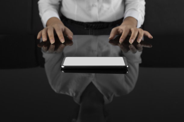 一位女商人正在用她的平板电脑工作图片下载