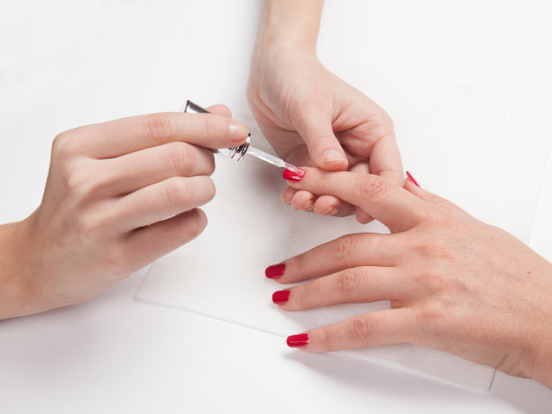 在美甲沙龙接受美甲的女人图片下载