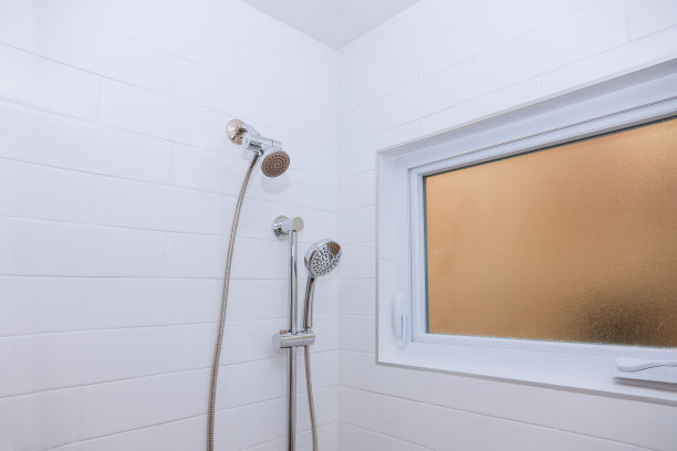 主浴室与淋浴新公寓图片下载