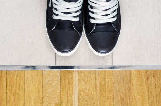 靴子在绿色地毯上图片下载