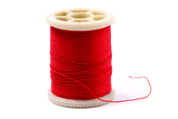 闭合一线轴的红色缝纫线隔离在白色图片下载