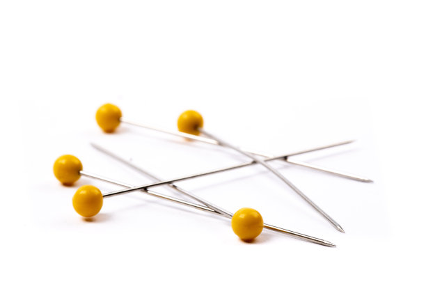 特写的被子针或球头被子直针缝纫在白色的背景图片下载