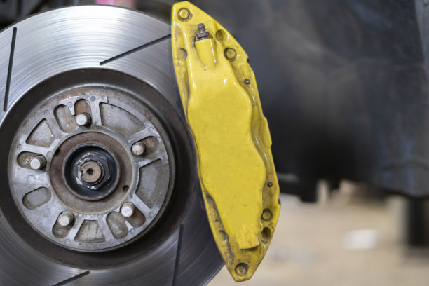 一款跑车的车轮制动支架，锃亮的钢零件性能图片下载