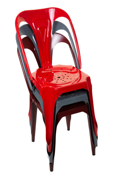 白色背景上孤立的工业金属椅子堆叠图片下载