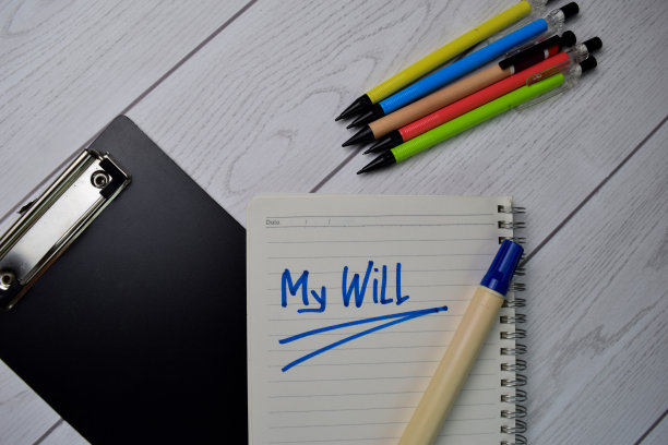我的遗嘱写在一本书孤立的木桌上。图片下载