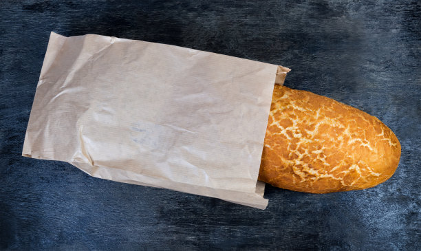 小麦面包部分放在纸袋中，表面呈深色图片下载