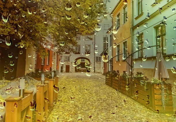 秋天在古老的欧洲城市的中世纪街道图片下载