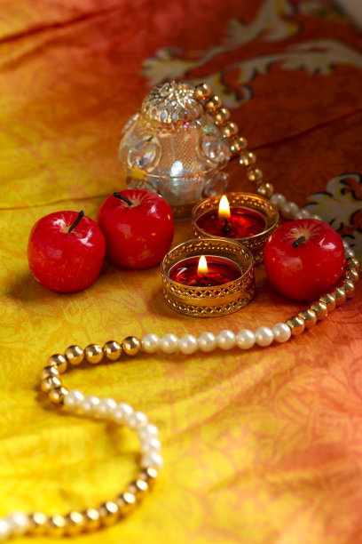 印度的排灯节，发光的苹果形状的蜡烛图片下载