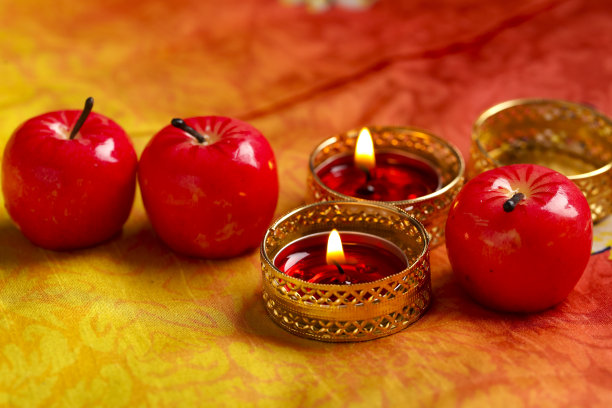 印度排灯节，蜡烛在黑暗的背景图片下载