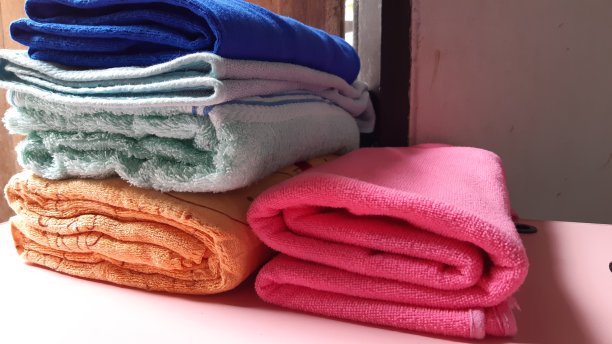 毛巾叠好放在桌上图片下载