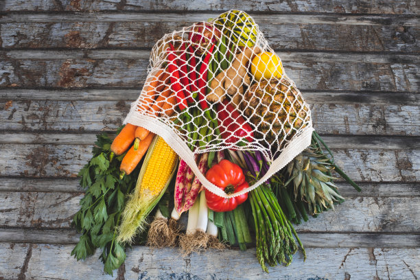 新鲜的水果和蔬菜在网袋里。图片下载