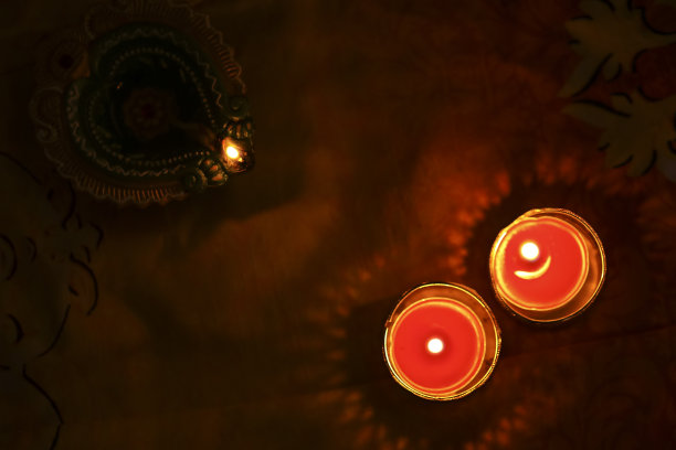 印度排灯节，蜡烛在黑暗的背景图片下载