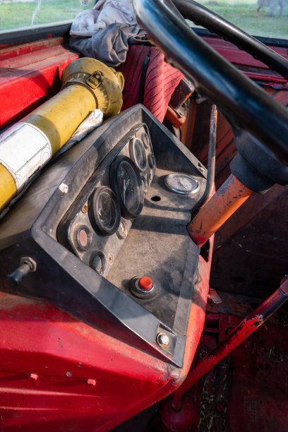 旧的小红色农业拖拉机凌乱的内部景象图片下载