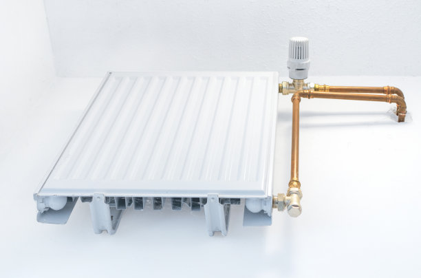 加热器附在天花板下的墙上图片下载