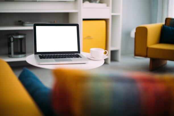 客厅的黑屏笔记本电脑图片下载