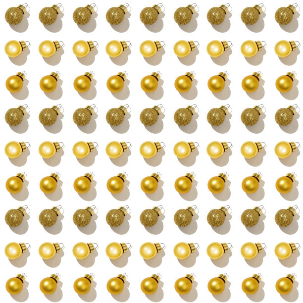无缝规则的创意图案，明亮闪亮的小金色圣诞球孤立在白色背景上。印刷在织物、包装纸上。图片下载
