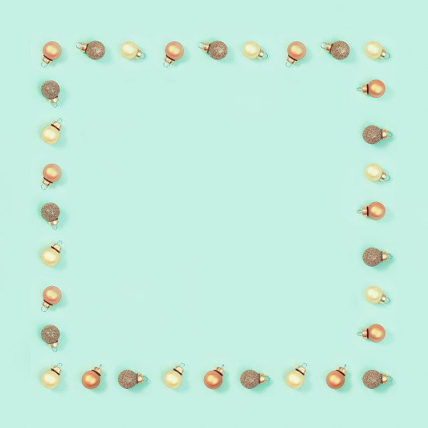 明亮闪亮的小圣诞球，新年框架在薄荷色的背景。节日简易贺卡图片下载