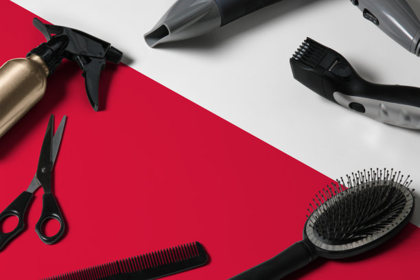 波兰国旗和理发工具。梳子，剪刀和美发工具在一个美容院的桌面在一个国家木制背景。图片下载