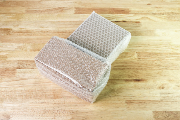 气泡膜包裹盒子保护开裂的木桌产品图片下载