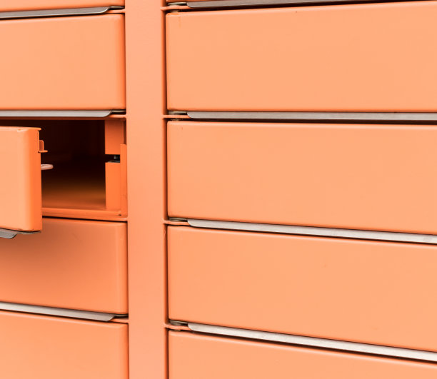 邮局信箱的门是开着的。橙色邮筒出租。图片下载