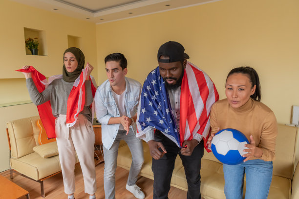 一群美国和加拿大年轻朋友在家观看足球比赛图片下载