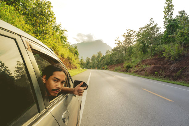 望着车门外，有一片云山路的背景图片下载