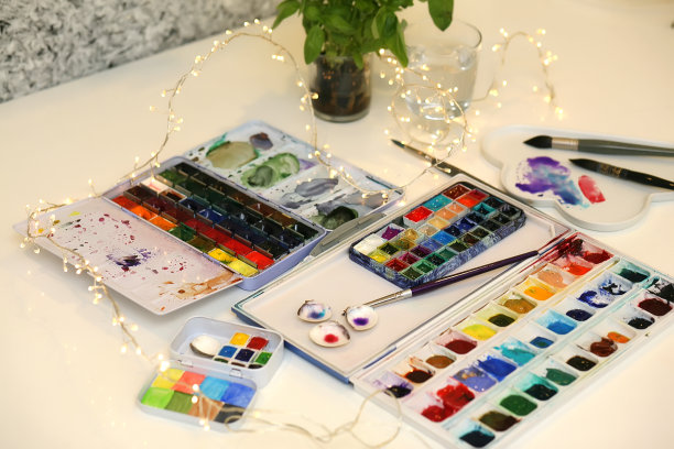 水彩画。水彩画，调色板和画笔在白色的桌子上学习画画，课。的爱好。艺术家的产品。艺术绘画灵感创意观念，艺术家想象力。图片下载