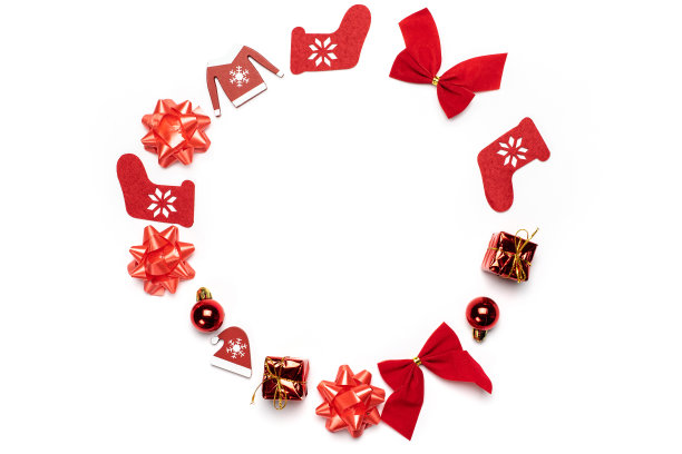 圣诞礼物。袜子，礼物，冬天的树，丝带和蝴蝶结的形状框架上的白色背景贺卡。副本的空间。寒假，新年。图片下载