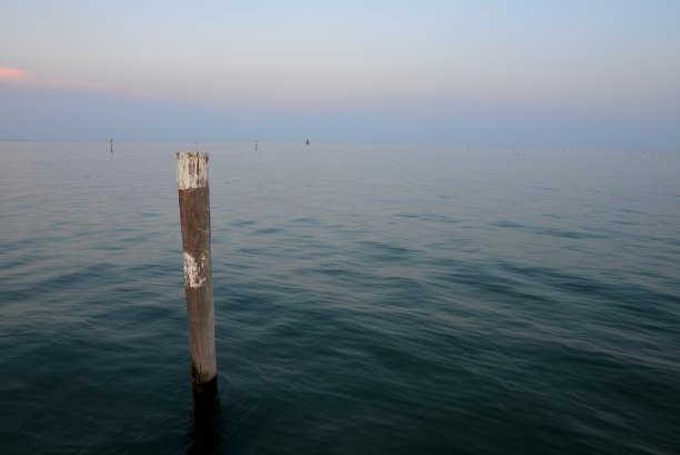 海中的一根木杆。图片下载