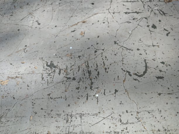 全框拍摄的划伤金属板，俯视图。图片下载