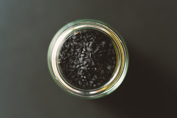 玻璃罐里的黑芝麻图片下载