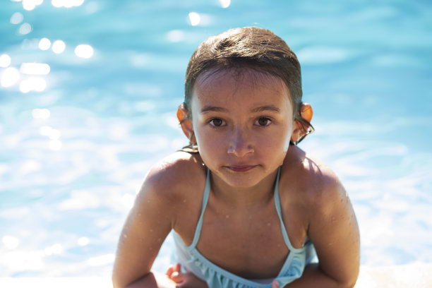 泳池里快乐的小女孩图片下载