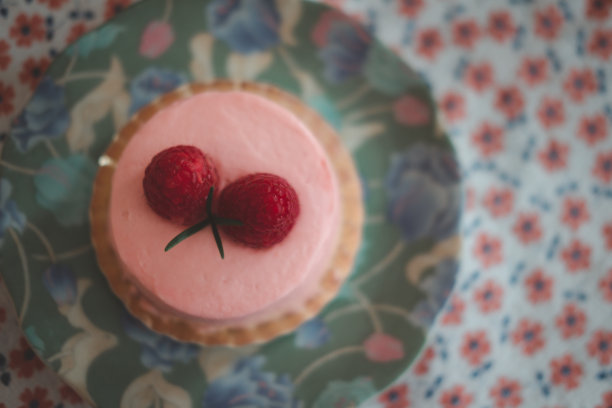 草莓慕斯蛋糕与新鲜浆果。从上面。有选择性的重点图片下载