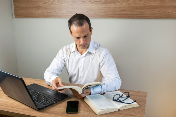 43岁的男人正在学习做他的报告。图片下载
