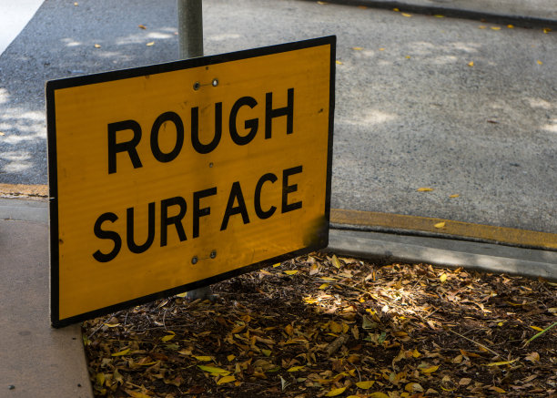 黑色和黄色粗糙的地面交通警告标志照片图片下载