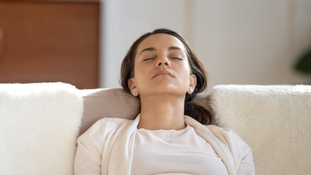 宁静的千禧女学生租客在沙发上睡觉图片下载