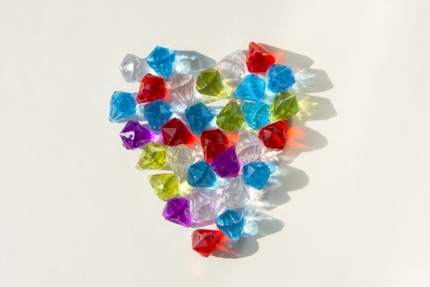 白色背景上的彩色石头的心。构图居中。图片下载