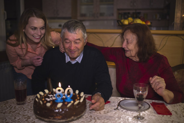 爷爷在吹八十岁生日蜡烛图片下载