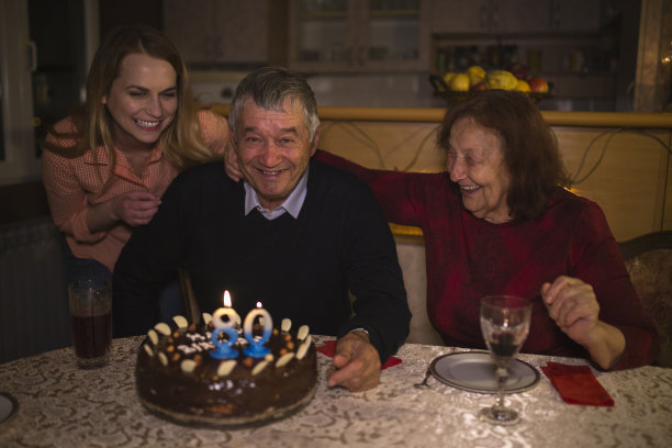 爷爷在吹八十岁生日蜡烛图片下载