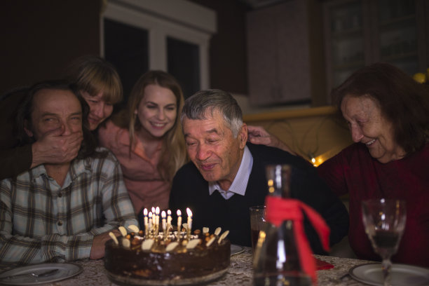 爷爷吹蜡烛庆祝他的八十大寿图片下载