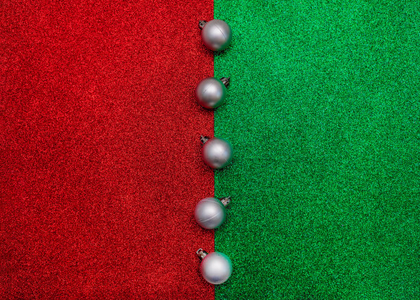 圣诞组成。红色和绿色背景上的银色圣诞球。平铺，拷贝空间，俯视图，新年。图片下载