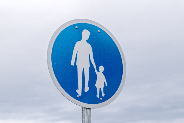 雨后交通标志行人。图片下载