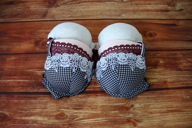 木制背景上的不同女性胸罩。带copyspace的内衣时尚概念图片下载