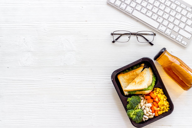 送餐到办公室。商务午餐在外卖盒里，俯视图图片下载