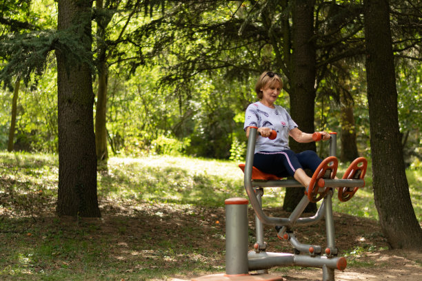 退休年龄的老年妇女进行户外运动图片下载