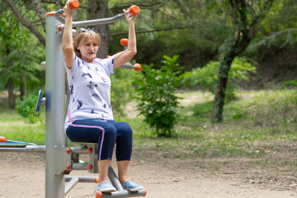 退休年龄的老年妇女进行户外运动图片下载